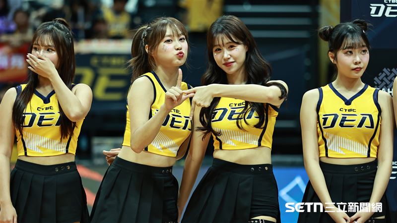 TPBL中信特攻開幕戰,PS女孩韓籍成員JJUBI、金渡兒初登場。(圖/記者劉彥池攝影)