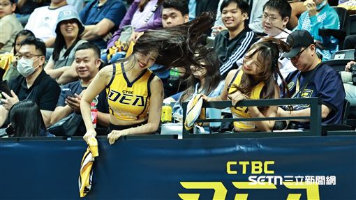 獨／金渡兒初登場不計形象　甩髮干擾罰球