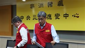 中央說明非洲豬瘟最新進展　陳時中、陳駿季出席非洲豬瘟中央災害應變中心25日下午召開記者會說明疫情最新進展，行政院政務委員陳時中（左）與應變中心指揮官、農業部長陳駿季（右）出席。中央社記者趙世勳攝　114年10月25日