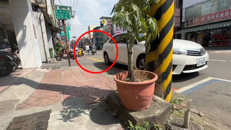 林男拿起鋸子在路邊作勢要攻擊,過程全被民眾拍下。(圖/民眾提供)