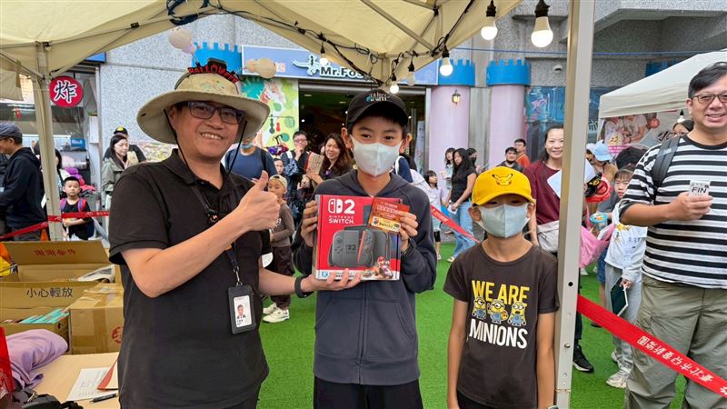 臺北市兒童新樂園舉辦的「萬聖變裝點心趴」,萬元遊戲機幸運得主。(圖/翻攝畫面)