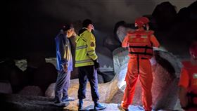 海洋大學對岸發現一具腐屍卡在消波塊，腐爛變形，無法辨識。（圖／翻攝畫面）