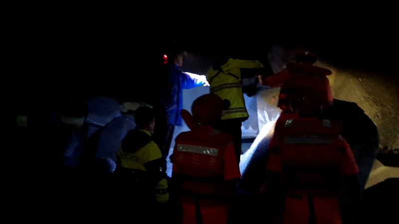 死者遺體已嚴重腐爛、浮腫變形,卡在消波塊深處,不易立即移出。(圖/翻攝畫面)