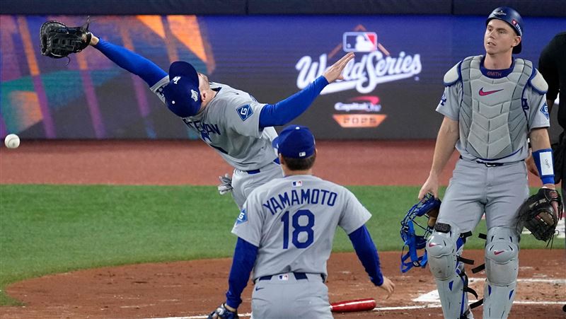 內野上空必死球佛里曼漏接 山本由伸看傻