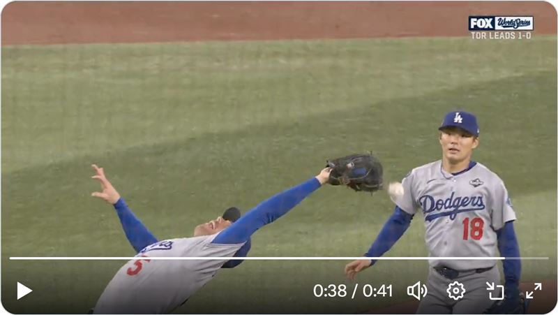 佛里曼（Freddie Freeman）漏接內野上空不營養飛球。（圖／翻攝自FOX Sports: MLB推特）