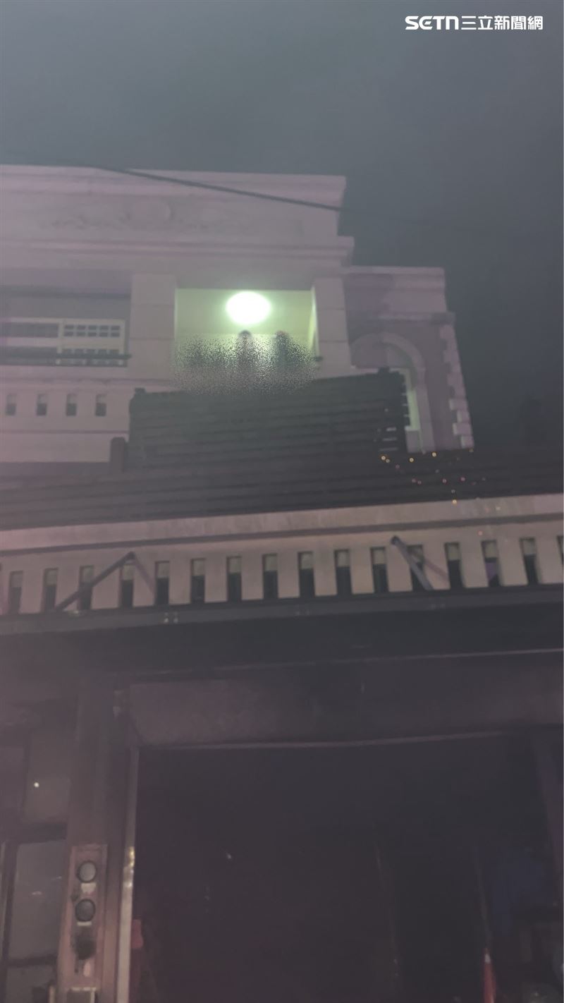 台中沙鹿一棟3層樓透天厝深夜起火，火勢延燒隔壁住家，一度造成6人受困。（圖／翻攝畫面）