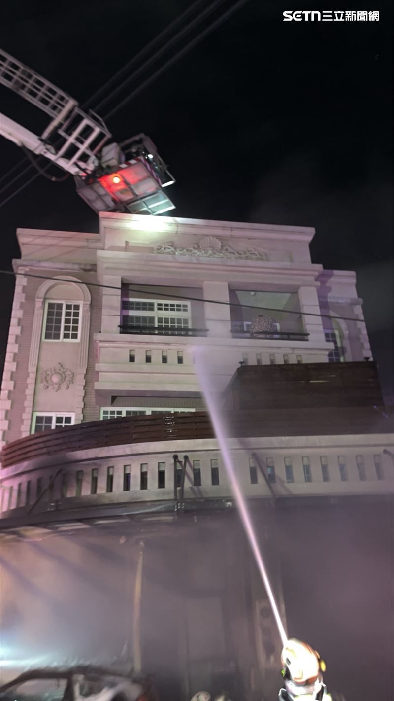 消防隊出動雲梯車搜救，順利救出6人，化解危機。（圖／翻攝畫面）