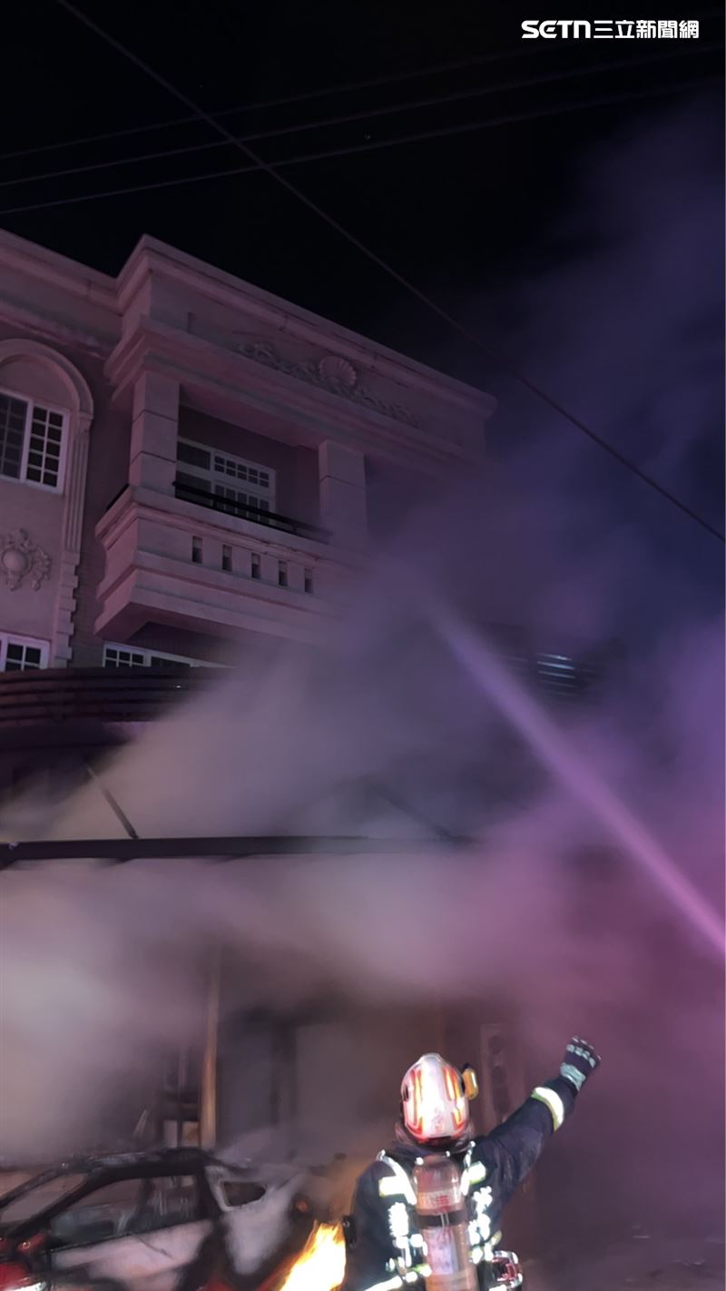 台中沙鹿一棟3層樓透天厝深夜起火，火勢延燒隔壁住家，一度造成6人受困。（圖／翻攝畫面）