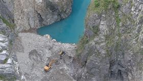 花蓮太魯閣立霧溪因邊坡坍方在燕子口附近形成堰塞湖，今天（26日）上午9點將進行壩體深槽線開挖，引流湖水以降低水位及蓄水量
