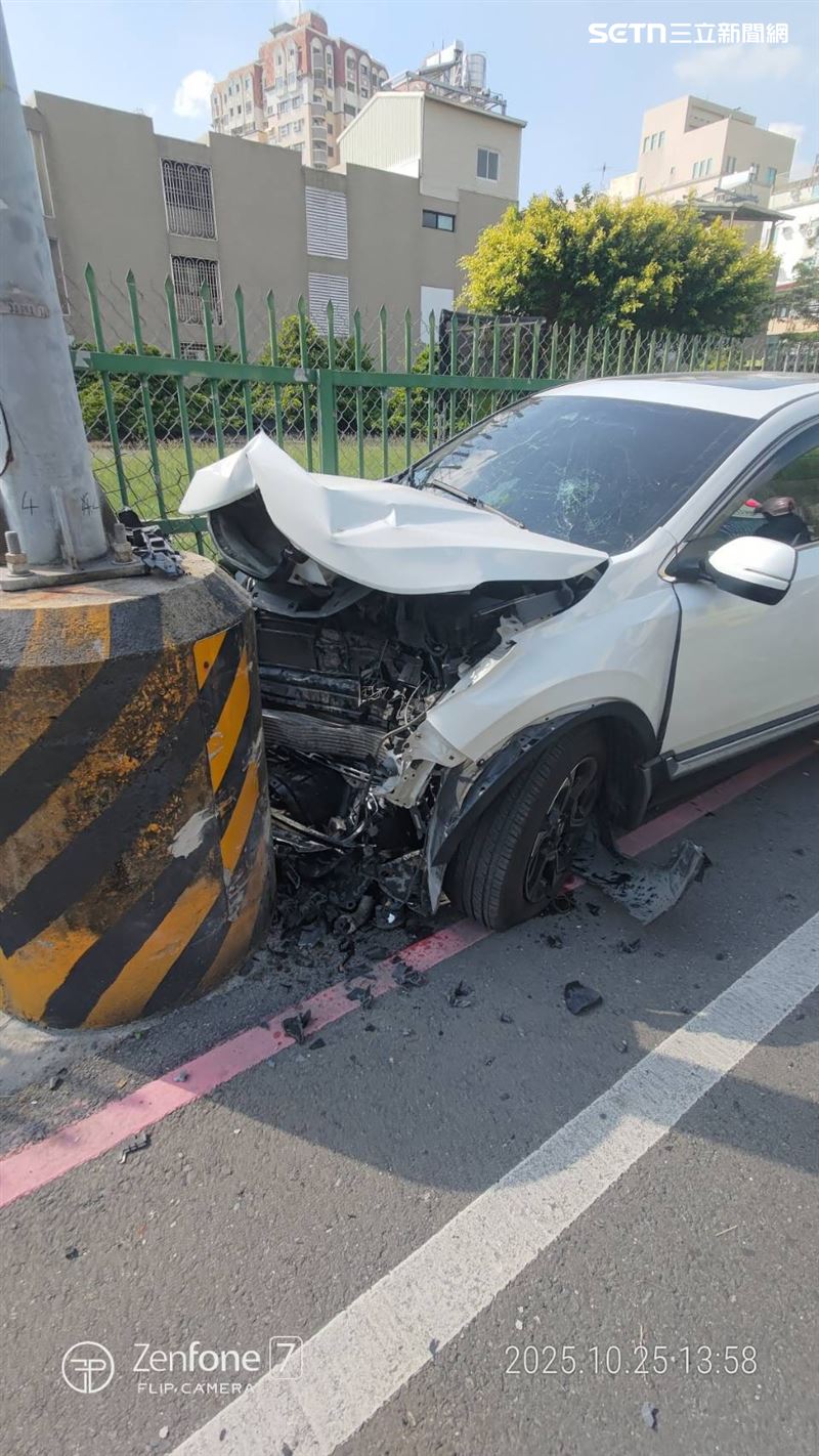 台南市永康區昨天(25日)發生1死3傷自撞車禍。(圖/翻攝畫面)