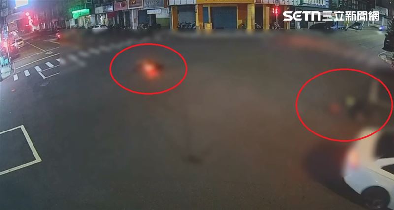 台中東區發生死亡車禍,奧迪轎車闖紅燈害機車騎士慘死路口。(圖/翻攝畫面)