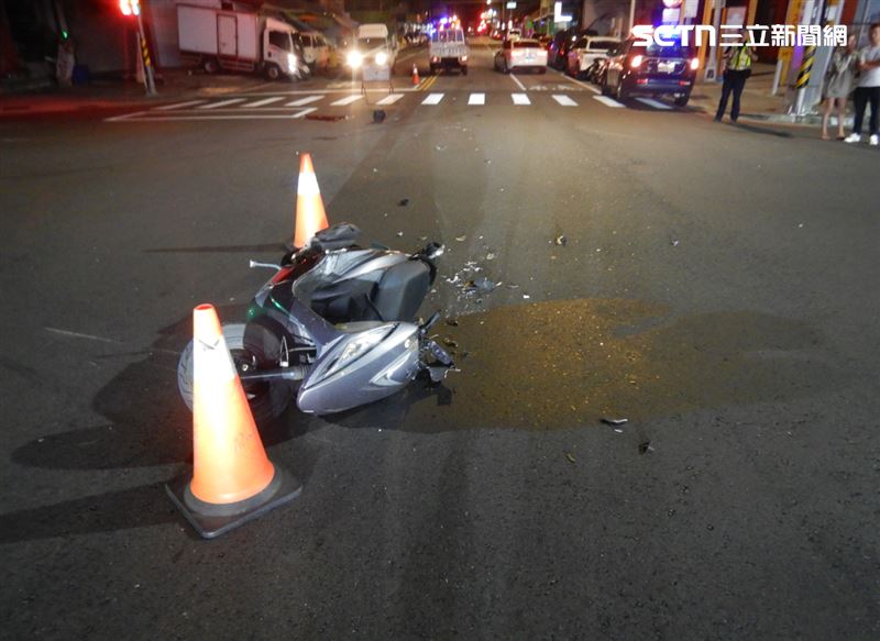 46歲騎士邱男綠燈直行與闖紅燈轎車發生碰撞,命喪路口。(圖/翻攝畫面)