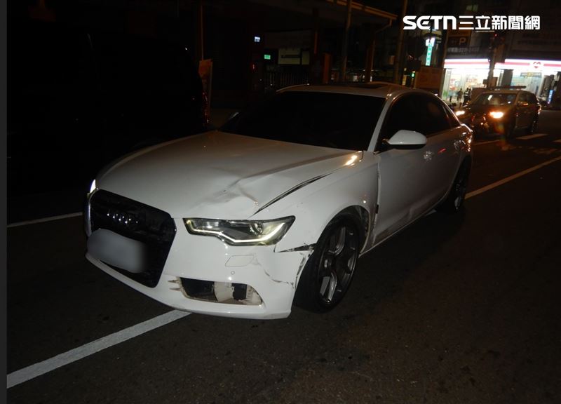36歲蔡女駕駛奧迪轎車闖紅燈出車禍,害機車騎士傷重不治。(圖/翻攝畫面)