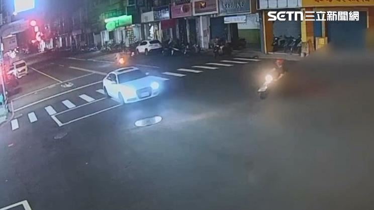 台中東區發生死亡車禍,奧迪轎車闖紅燈害機車騎士慘死路口。(圖/翻攝畫面)