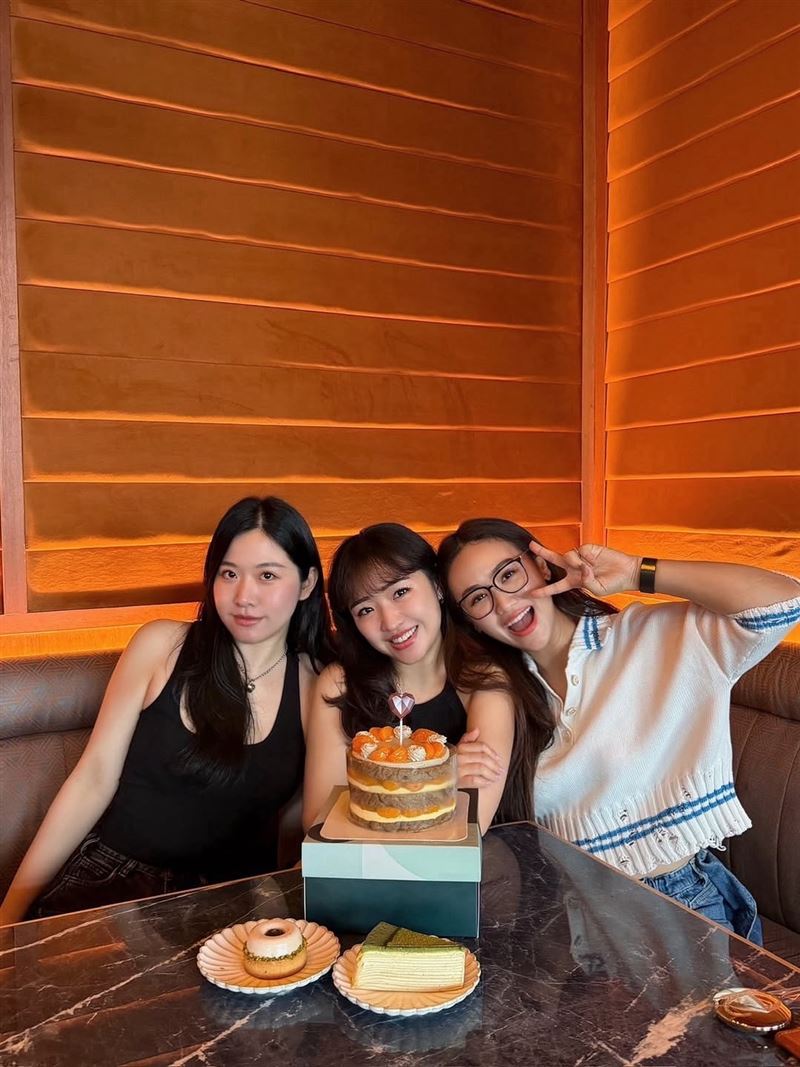 Olivia（吳奕佳）(左起）、Vivian（吳則含）、Sandy（吳姍儒）（圖／翻攝自IG @sandywis）