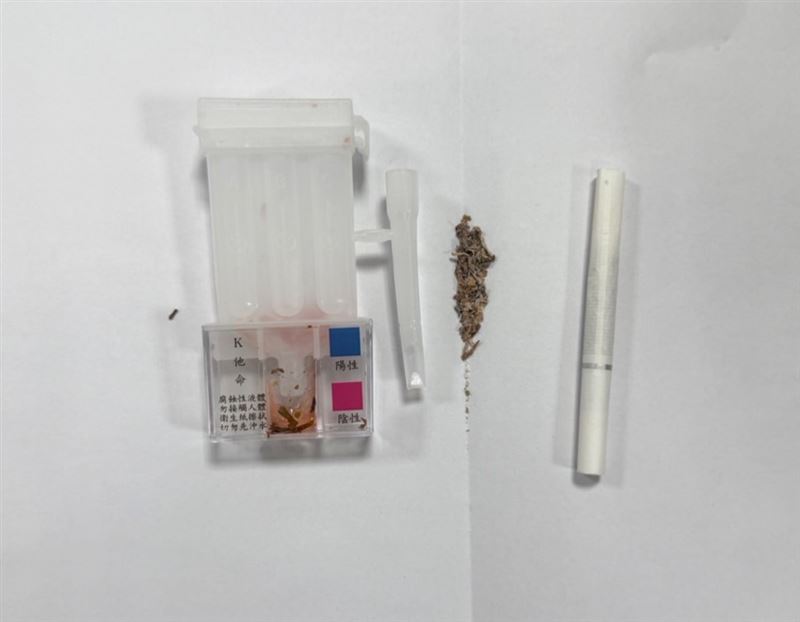 警方查獲張男所持有的毒品。(圖/翻攝畫面)