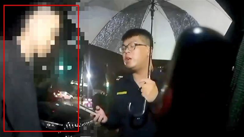 張男被警方逮捕。(圖/翻攝畫面)