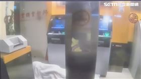 民眾闖入上海商銀松南分行ATM隔間睡覺。（圖／翻攝畫面）