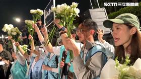 桃園市空服員職業工會今（26）日清晨前往「2025長榮航空馬拉松」現場陳情，呼籲公司正視空服員請假制度問題，並提出三大訴求。活動過程中，工會成員一度跨越賽道衝上舞台張貼標語，遭警方制止。(圖/翻攝畫面)