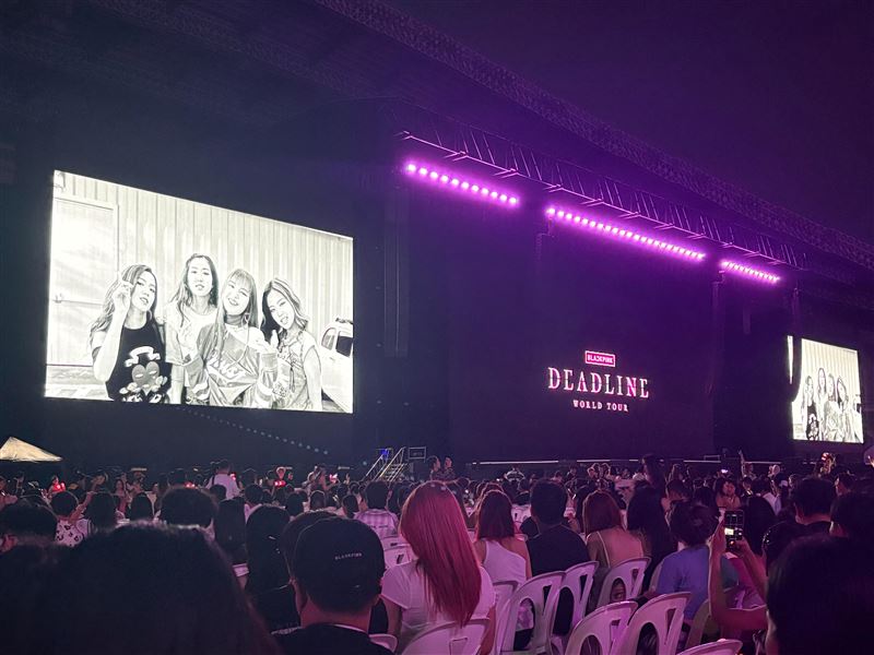 BLACKPINK曼谷演唱會把撥放MV環節換成黑白色。(圖/翻攝自微博)