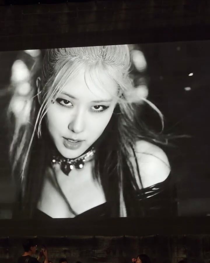 BLACKPINK曼谷演唱會把撥放MV環節換成黑白色。(圖/翻攝自微博)