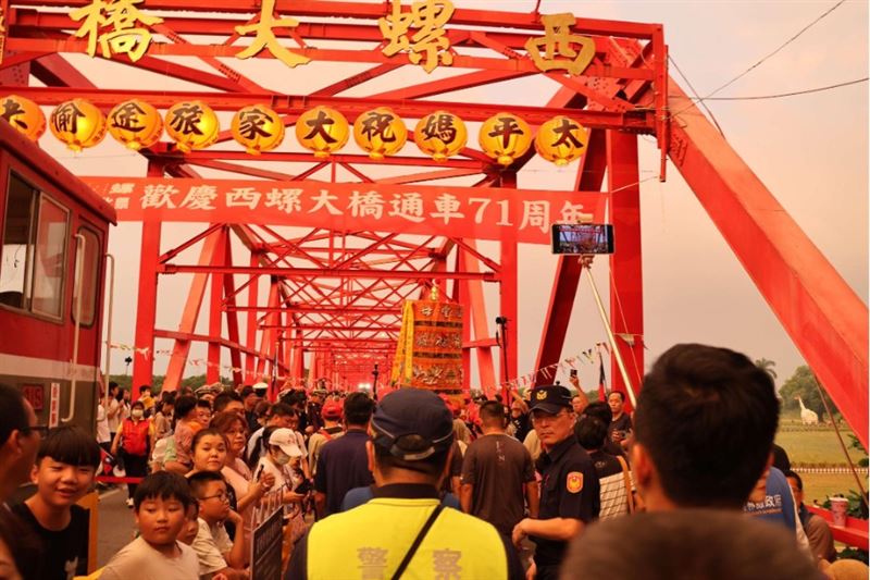 過橋畫面。(圖/翻攝自雲林縣政府)