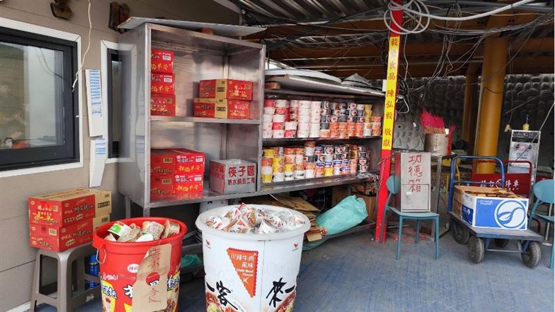 泡麵土地公迎來新鄰居(圖/翻攝自中寮石龍宮 - 泡麵土地公粉絲專頁)