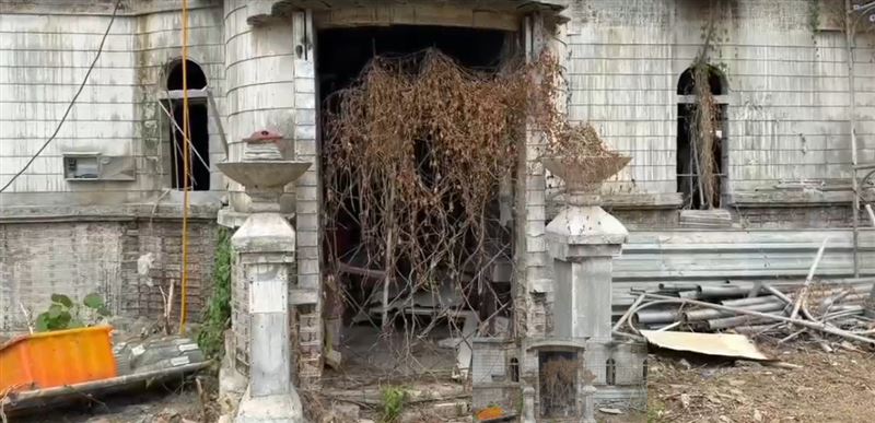 今年颱風頻繁,鐵皮圍籬多次被吹倒、售屋牌也被掀落。(圖/記者吳宜霖攝影)