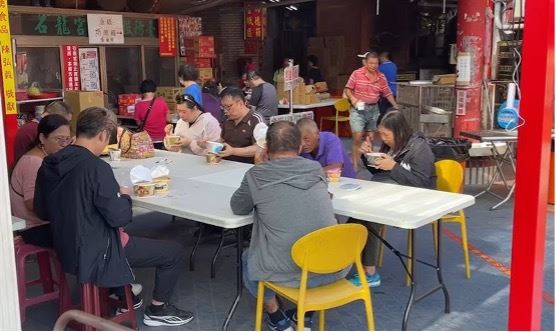 廟裡提供飲食區,讓民眾吃泡麵求財保平安。(圖/三立新聞網翻攝畫面)