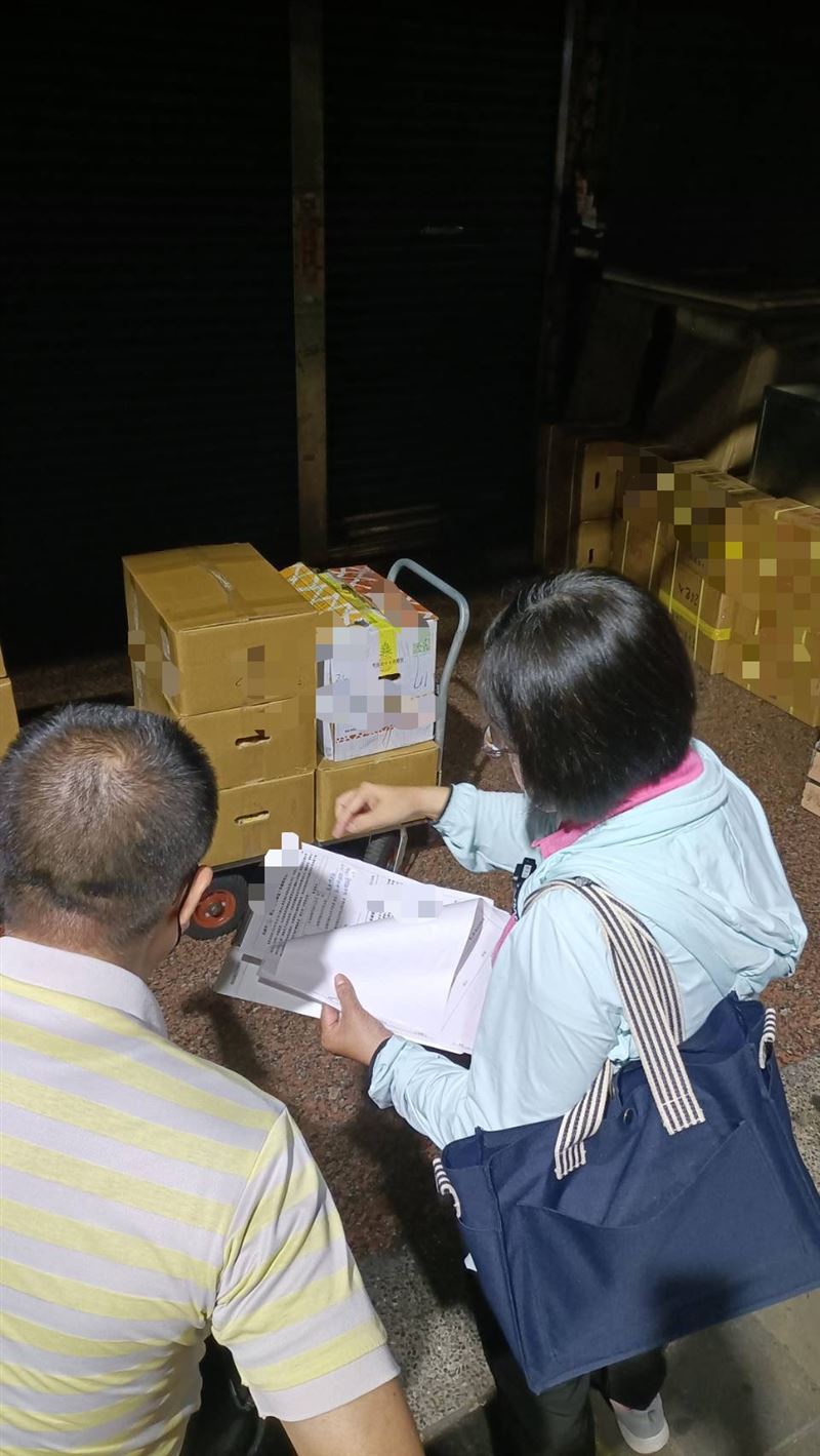 稽查人員查核比對問題貨物。(圖/衛生局提供)