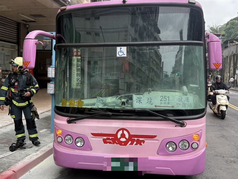 欣欣客運251路行經文山區景興路時突然冒出濃煙。（圖／翻攝畫面）