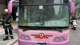 欣欣客運251路行經文山區景興路時突然冒出濃煙。（圖／翻攝畫面）