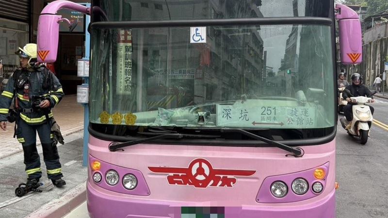 新/北市公車行進間起火冒煙 10乘客驚逃