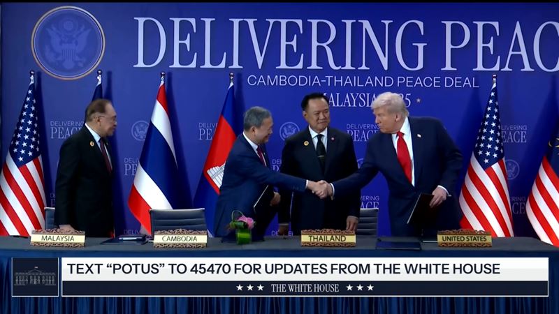 在川普見證下,泰柬領導人簽署擴大停火協議。(圖/翻攝自X平台 @WhiteHouse)