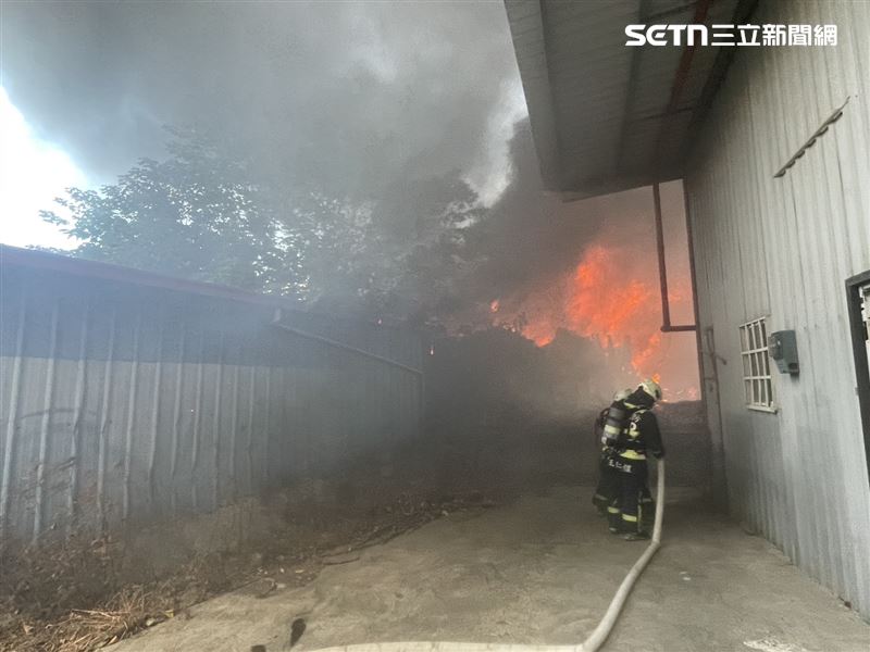 台中潭子資源回收場火警,消防隊出動18車45人到場灌救。(圖/翻攝畫面)