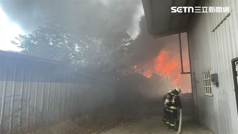 台中潭子資源回收場大火!恐怖黑煙竄天際