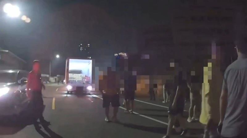 仁武區八德東路昨天一場廟會產生的鞭炮煙塵、噪音,讓居民苦不堪言,痛罵「沒有政府了」。(圖/翻攝畫面)