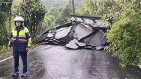 豪大雨造成路面隆起龜裂。（圖／翻攝畫面）