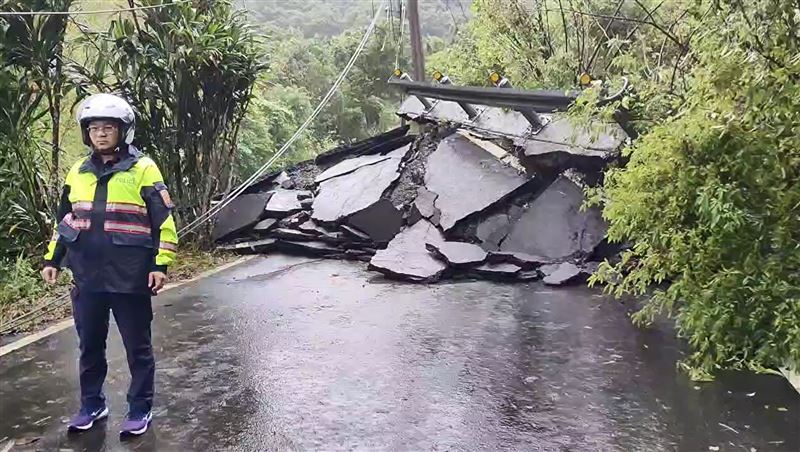 豪大雨造成路面隆起龜裂。(圖/翻攝畫面)