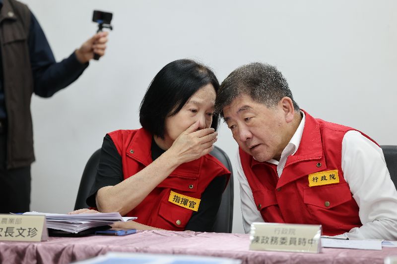 台中市政府的第1次疫調仍待補強,中央將啟動第2波深入、精準的疫調。圖為農業部次長杜文珍(左)、行政院政委陳時中(右)。(圖/中央社)