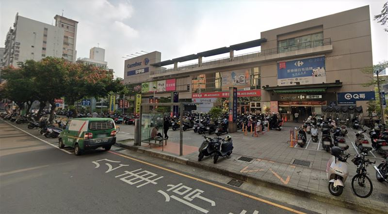 家樂福青海店傳出年底將歇業,未來可能轉型為商辦或住宅開發案。(圖/翻攝google map)