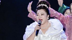 白冰冰（右）與陳飛合唱（圖／世界閩南語金曲盛典組委會提供）