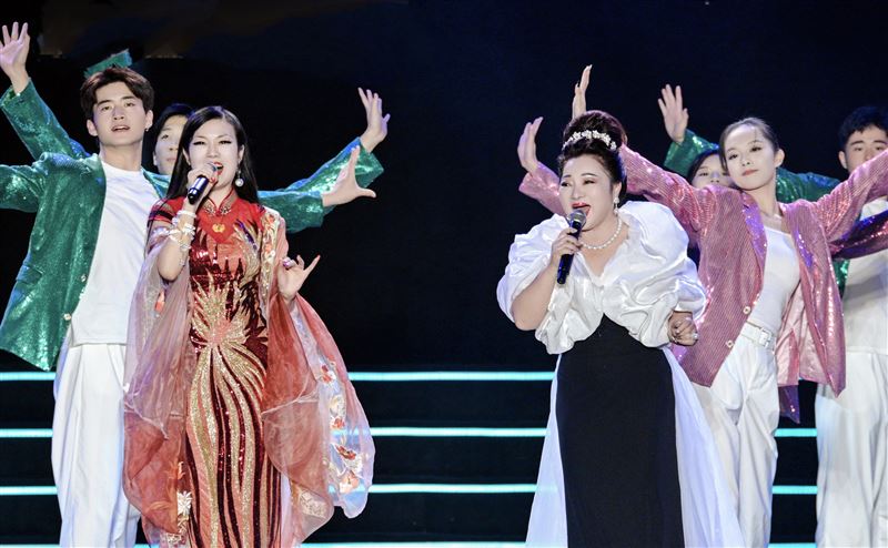 白冰冰(右)與陳飛合唱(圖/世界閩南語金曲盛典組委會提供)