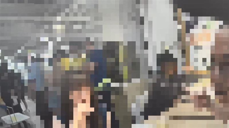 警方到場時雙方已經沒有衝突,但隨後從民眾提供的影片中發現楊男手持牛排刀已構成恐嚇要件,準備將他依法究辦。(圖/翻攝畫面)