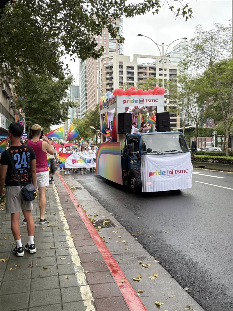 第23屆台灣同志遊行10/25登場，陳宇安律師跟老公去湊熱鬧。（圖/翻攝自巴毛律師混酥團）