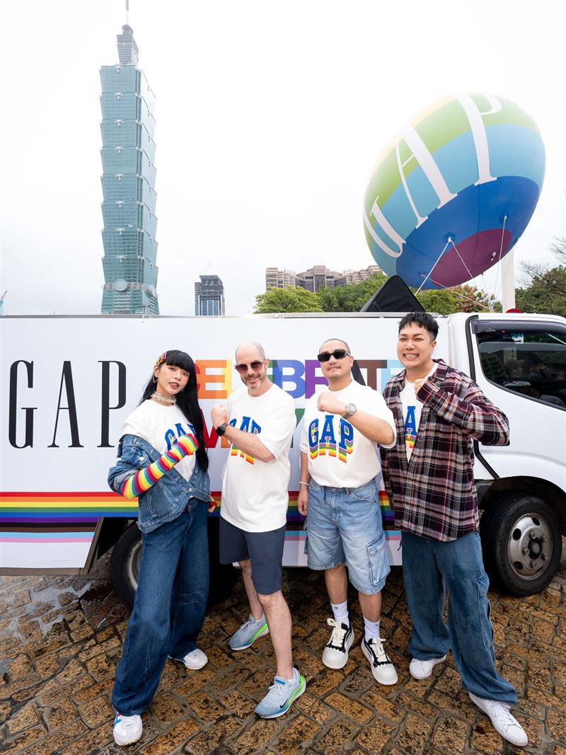 郭源元、關韶文與Gap日本暨台灣地區負責人Christopher Mohler及Gap台灣品牌代表Jeffy Yuen一同參與Gap台灣彩虹遊行活動。（圖／品牌業者提供）