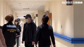 北市驚傳雙屍命案，陳男父親及胞弟抵達懷愛館參與相驗。（圖／翻攝畫面）