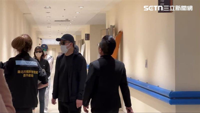 北市驚傳雙屍命案,陳男父親及胞弟抵達懷愛館參與相驗。(圖/翻攝畫面)