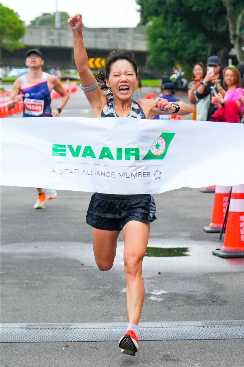 半程馬拉松女子組由國內好手陳美彤把冠軍留在台灣,更以1小時22分鐘打破個人最佳成績。(圖/長榮航空提供)