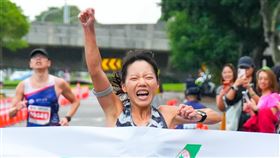 半程馬拉松女子組由國內好手陳美彤把冠軍留在台灣，更以1小時22分鐘打破個人最佳成績。（圖／長榮航空提供） 